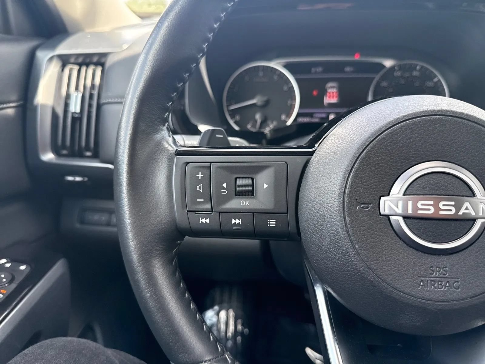 Used 2023 Nissan Pathfinder SL FWD image 19