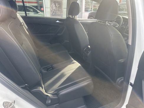 Used 2023 Volkswagen Tiguan SE w/ Panoramic Sunroof Package image 12