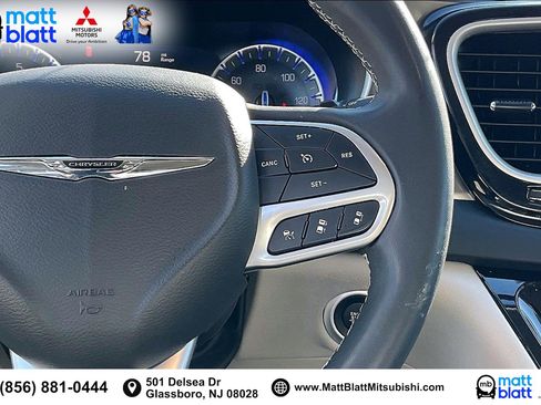 Used 2023 Chrysler Pacifica Touring-L image 21