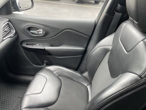 Used 2019 Jeep Cherokee Latitude Plus image 18