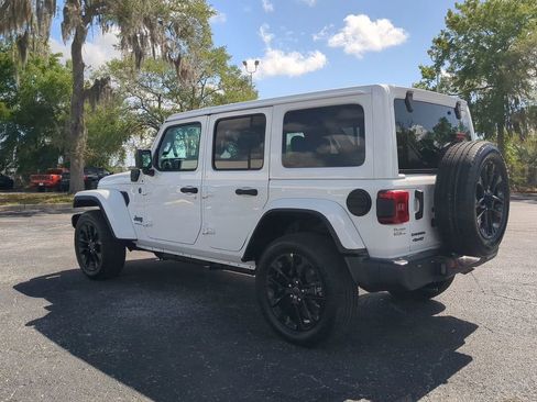 Used 2025 Jeep Wrangler Unlimited Sahara w/ Safety Group AWD/4WD image 7