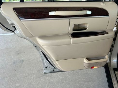 Used 2008 Lincoln Town Car Signature Limited image 25