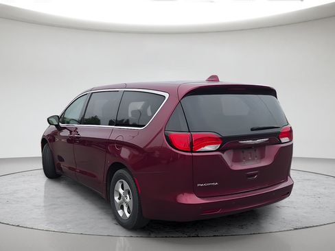 Used 2017 Chrysler Pacifica LX w/ Tire & Wheel Group FWD image 9