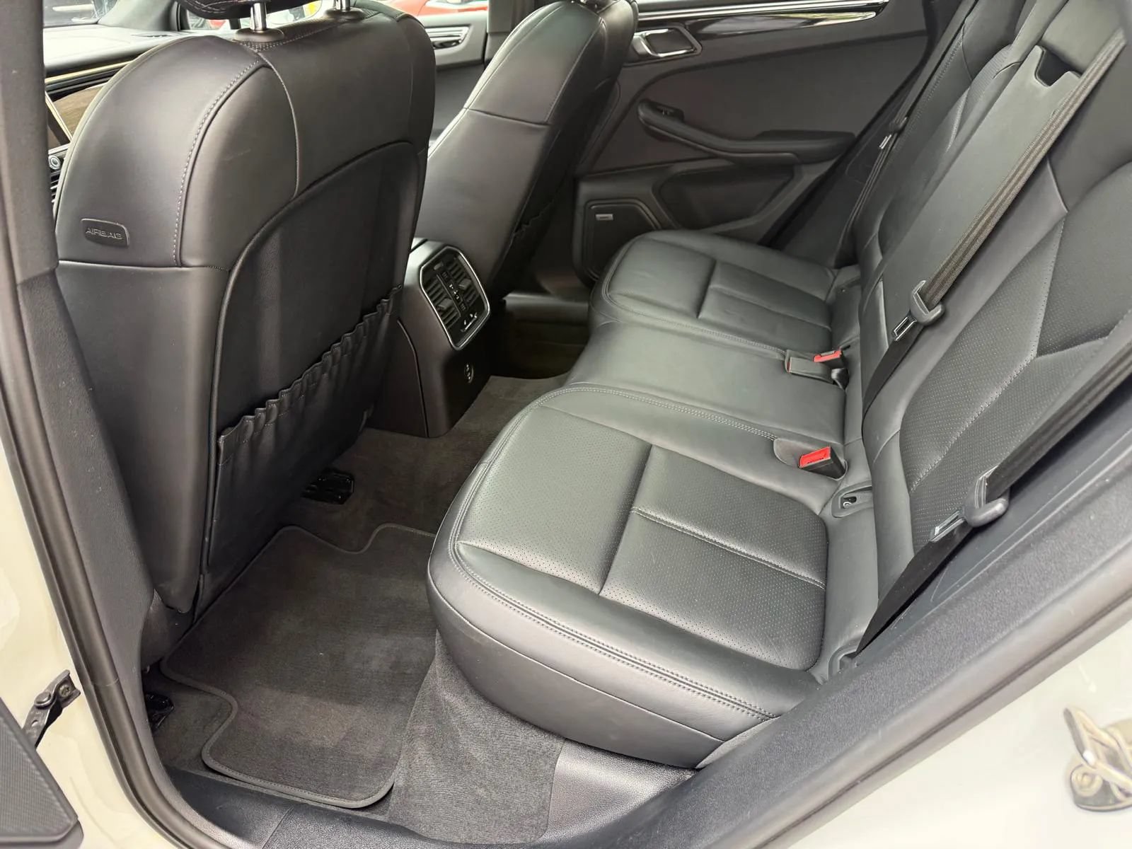 Used 2022 Porsche Macan w/ Premium Package Plus AWD/4WD image 24
