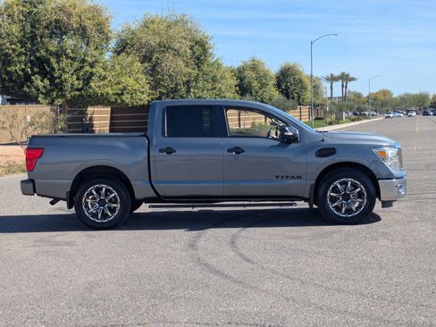 Used 2017 Nissan Titan SV image 2