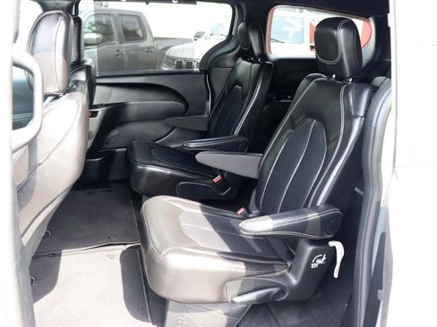 Used 2026 Chrysler Pacifica Select FWD image 12