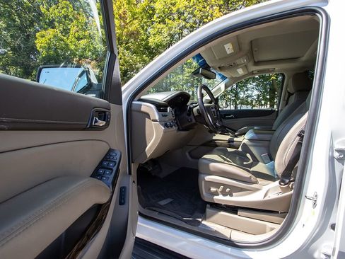 Used 2020 GMC Yukon XL SLT w/ Graphite Performance Edition image 8