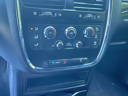 Used 2016 Dodge Grand Caravan SE FWD image 16