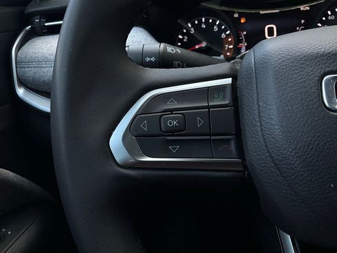 Used 2025 Jeep Compass Latitude image 34