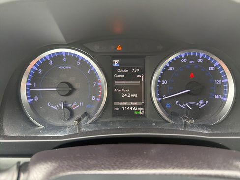 Used 2019 Toyota Highlander Plus FWD image 2