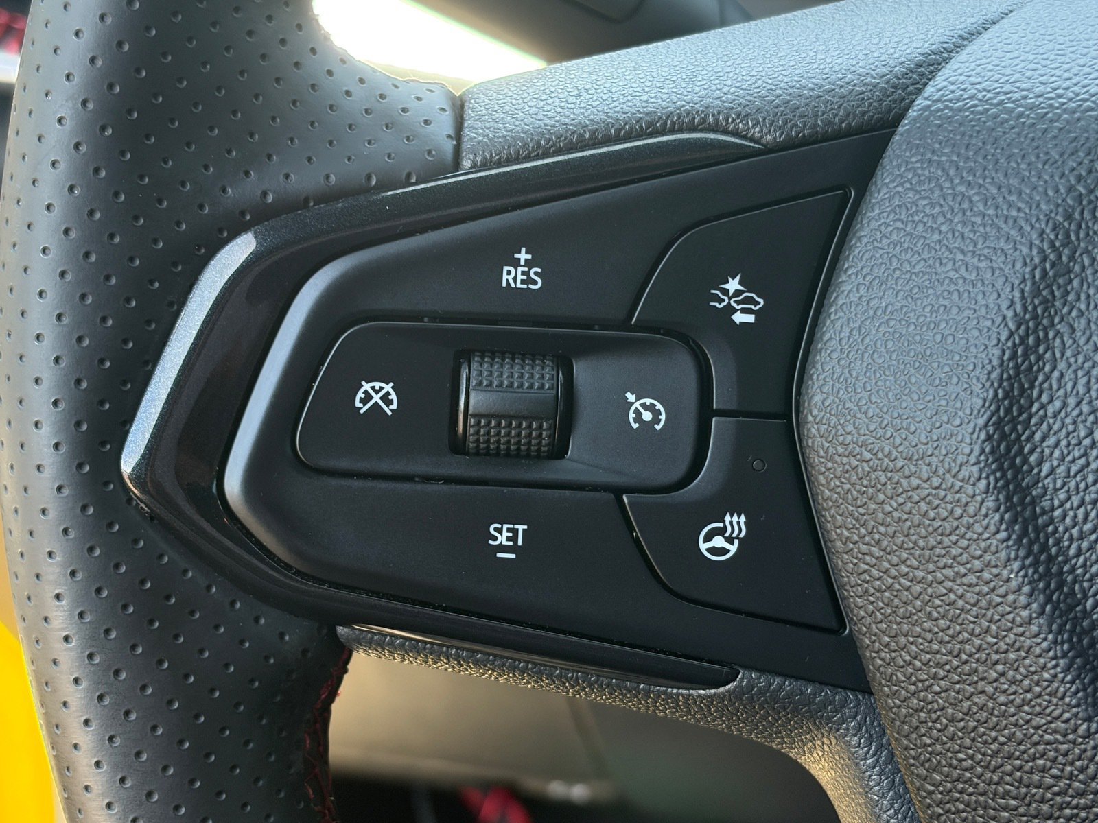 Used 2024 Chevrolet Trax RS w/ Driver Confidence Package FWD image 19