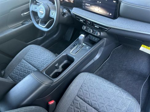 Used 2025 Nissan Kicks SV AWD/4WD image 16