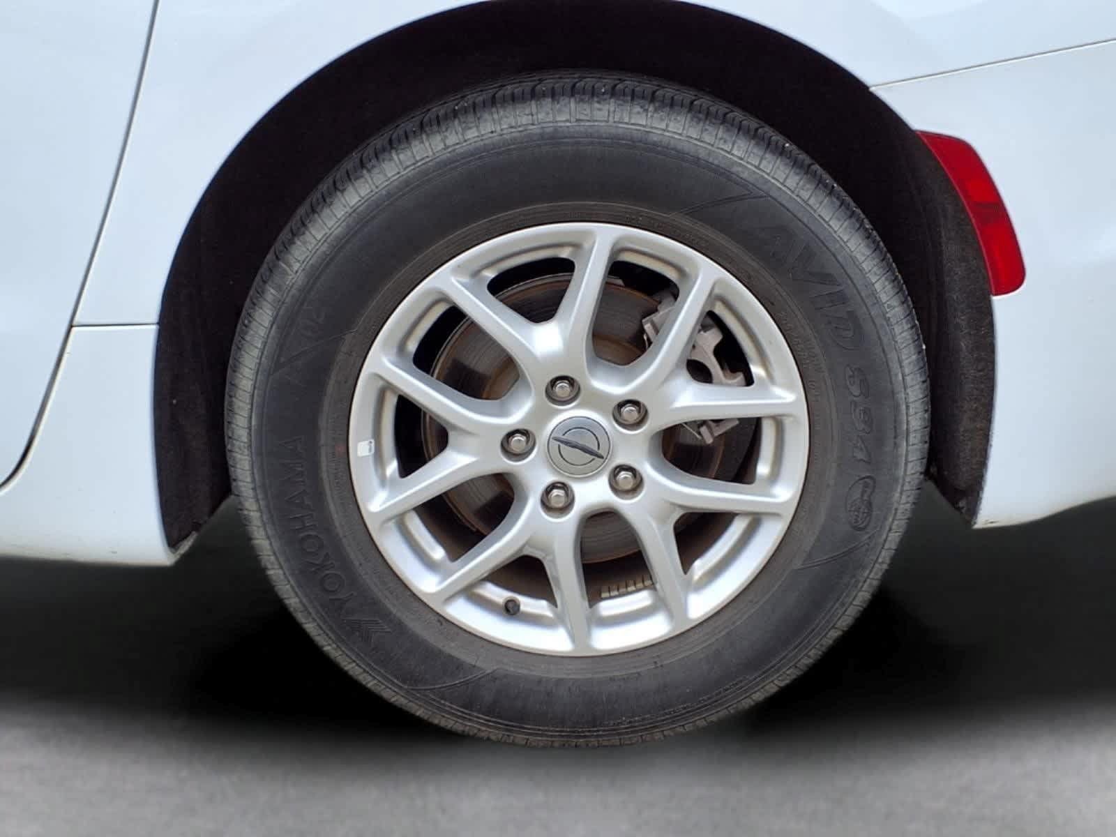 Used 2024 Chrysler Pacifica Touring-L FWD image 3