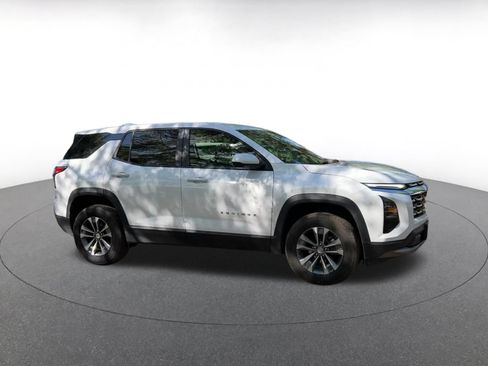 Used 2025 Chevrolet Equinox LT FWD image 2