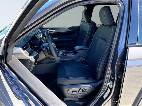 New 2026 Jeep Grand Cherokee Laredo X image 3