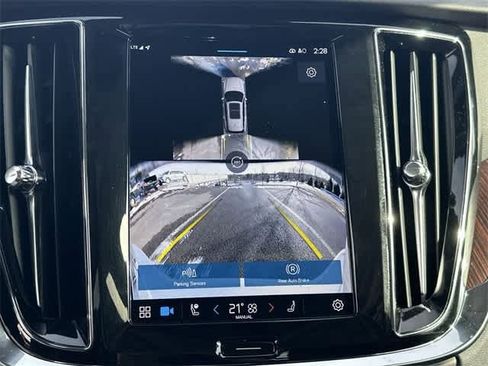 Used 2025 Volvo V60 B5 Cross Country Plus image 15