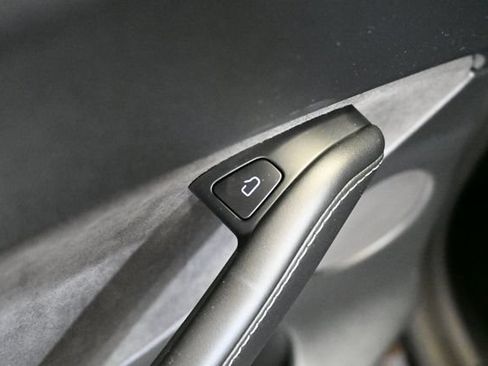 Used 2022 Tesla Model Y Long Range AWD/4WD image 46