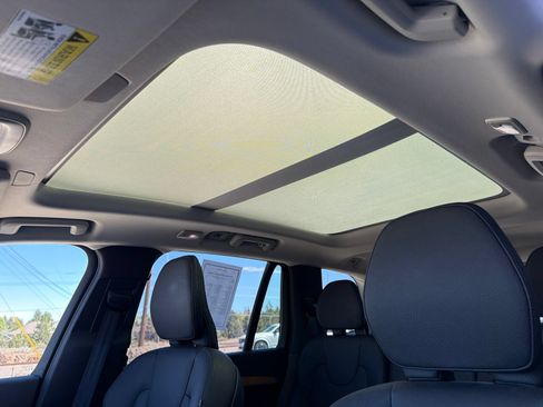 Used 2025 Volvo XC90 B6 Plus AWD/4WD image 17