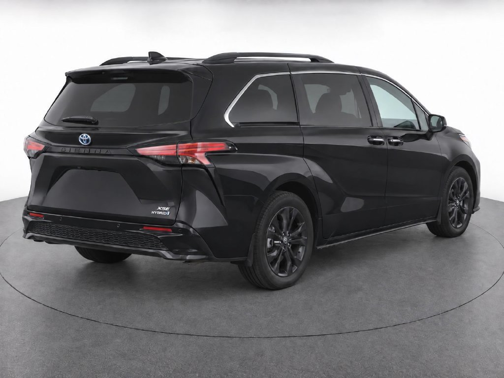 Used 2022 Toyota Sienna XSE w/ XSE Plus Package FWD image 3