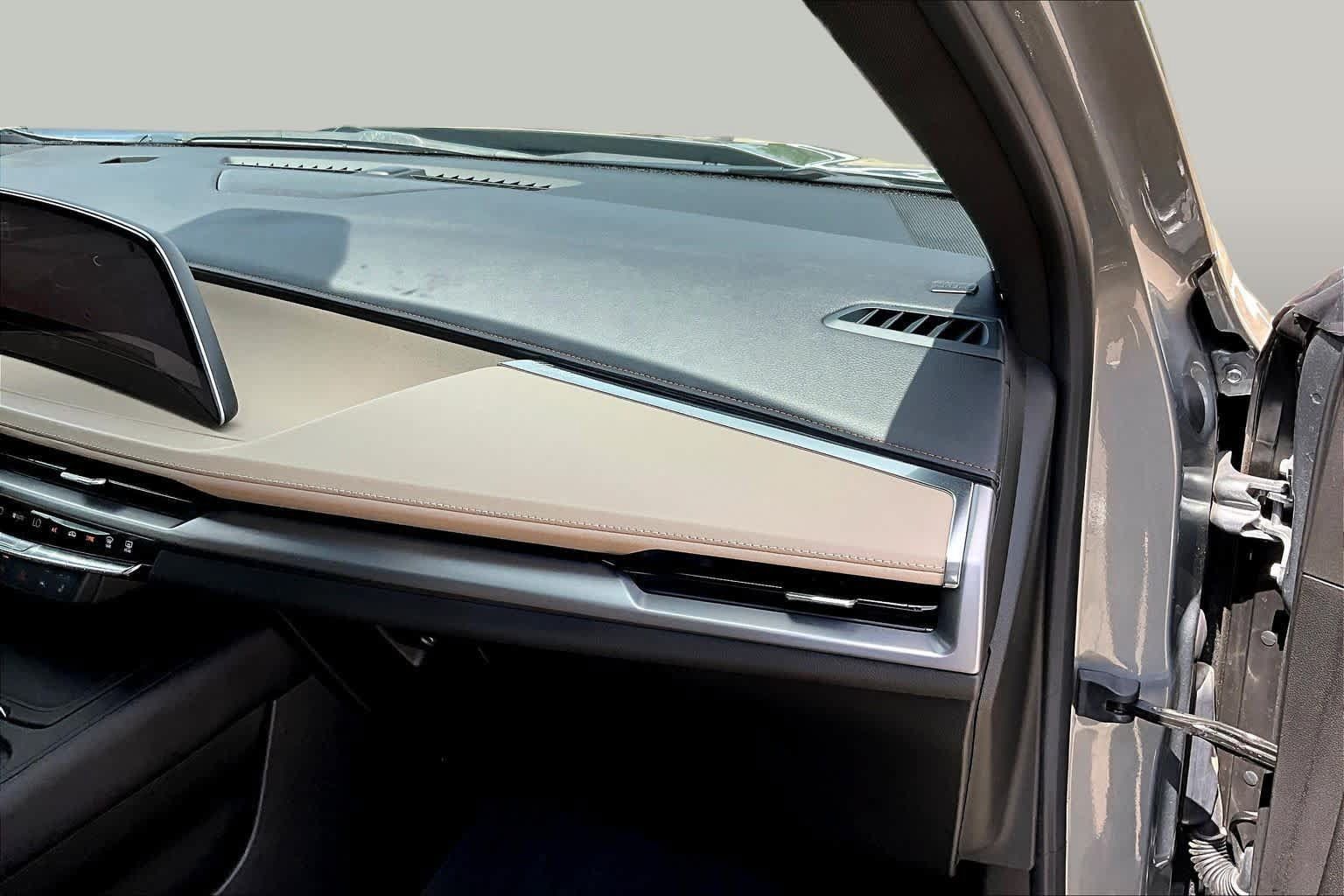 Used 2024 Cadillac XT4 Luxury w/ Cold Weather Package FWD image 19