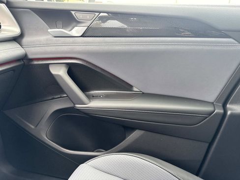 Used 2025 Volkswagen Tiguan SE image 18