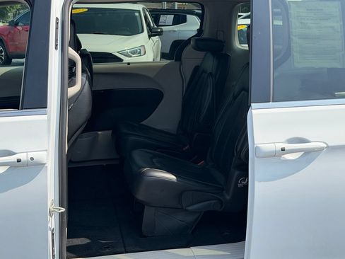 Used 2024 Chrysler Pacifica Touring-L FWD image 18