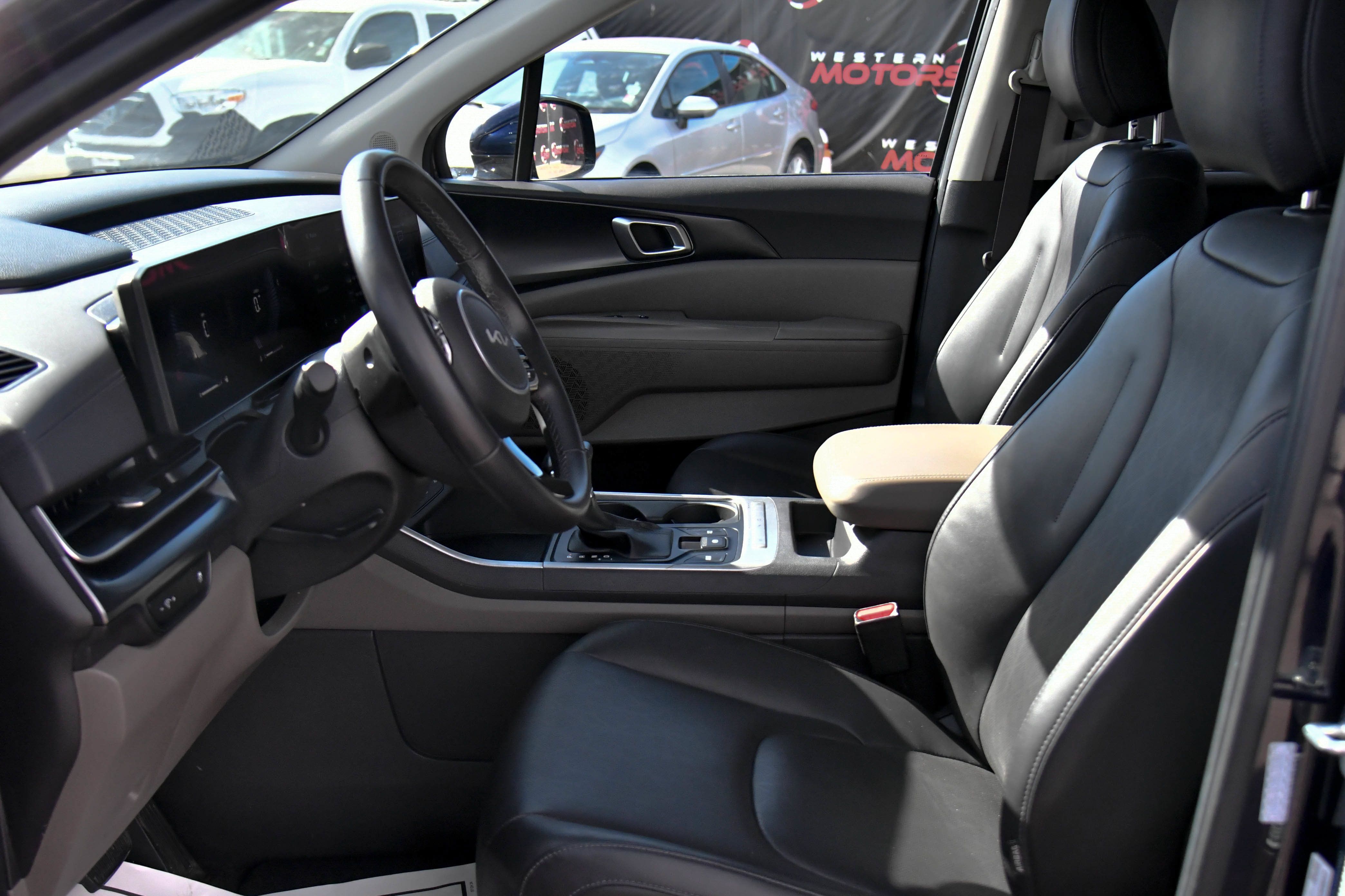 Used 2025 Kia Carnival FWD image 18