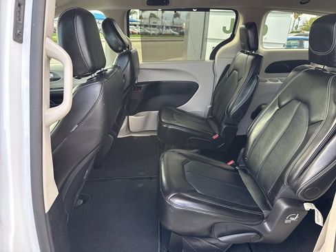 Used 2024 Chrysler Pacifica Touring-L image 17