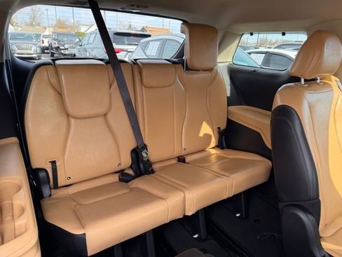 Used 2024 Kia Carnival EX image 10