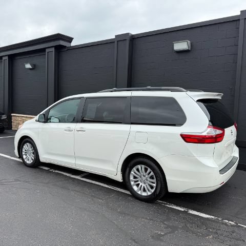 Used 2017 Toyota Sienna XLE Premium FWD image 5