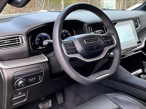 Used 2024 Jeep Wagoneer Series III w/ Flexible Seating Group image 18