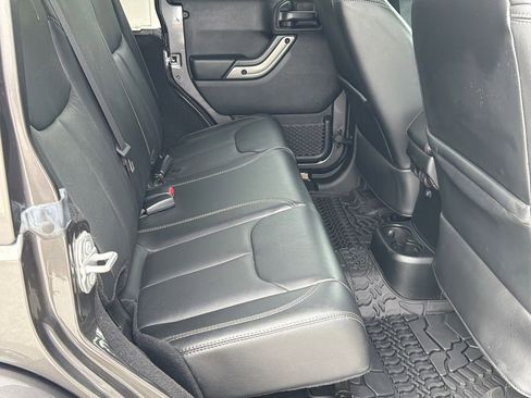 Used 2018 Jeep Wrangler Unlimited Sahara AWD/4WD image 15