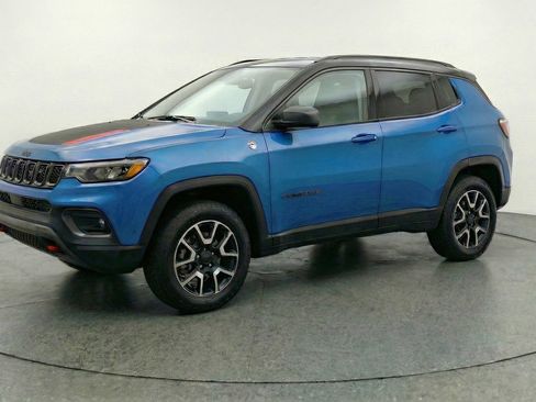 Used 2025 Jeep Compass Trailhawk AWD/4WD image 3