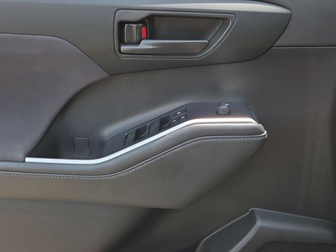 Used 2022 Toyota Highlander L FWD image 18