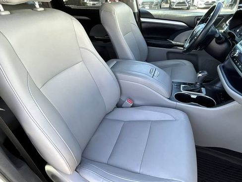 Used 2017 Toyota Highlander XLE AWD/4WD image 11