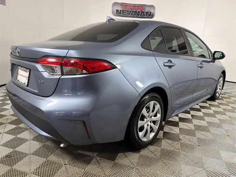 Used 2021 Toyota Corolla LE image 3