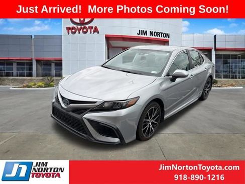 Used 2024 Toyota Camry SE FWD image 3