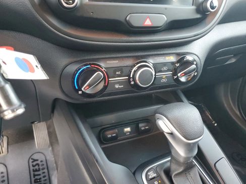 Certified 2025 Kia Soul LX w/ LX Technology Package FWD image 18