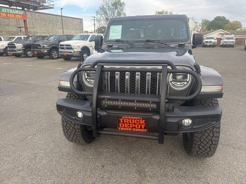 Used 2020 Jeep Gladiator Overland AWD/4WD image 3