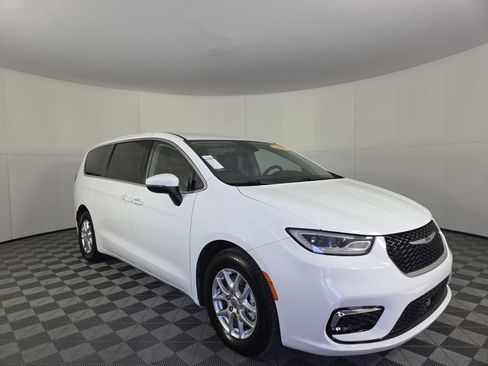 Certified 2023 Chrysler Pacifica Touring-L image 15