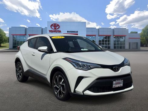 Used 2021 Toyota C-HR XLE FWD image 2