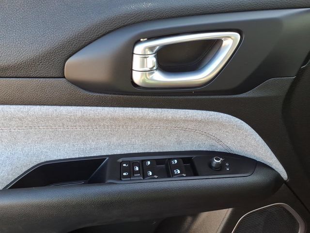 Used 2024 Jeep Compass Latitude AWD/4WD image 11