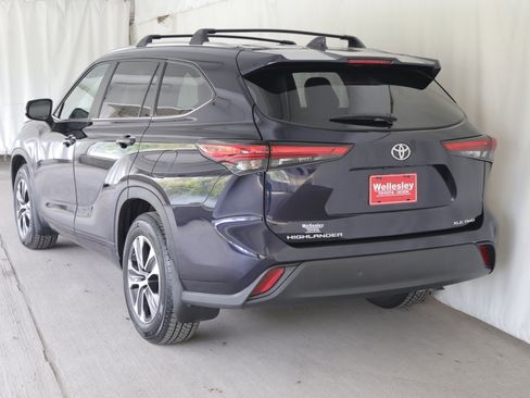 Used 2023 Toyota Highlander XLE AWD/4WD image 29