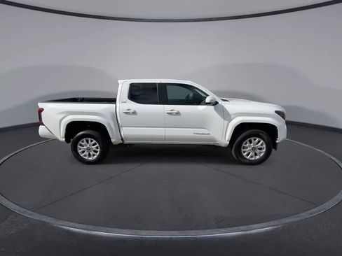 Certified 2025 Toyota Tacoma SR5 AWD/4WD image 9