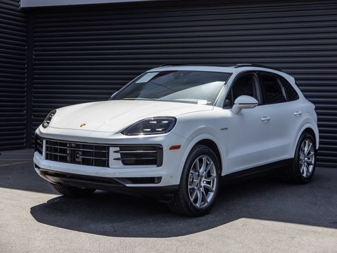 Certified 2024 Porsche Cayenne AWD/4WD image 1