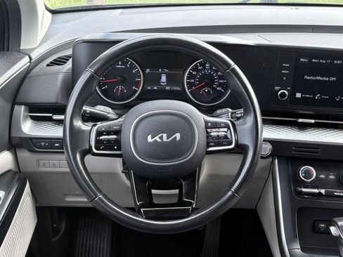 Used 2023 Kia Carnival LX FWD image 7