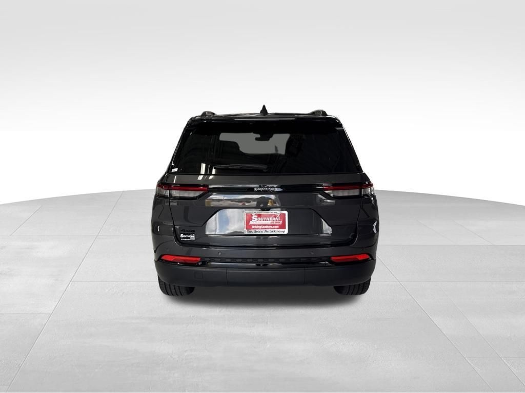 Used 2025 Jeep Grand Cherokee Altitude AWD/4WD image 3