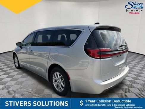 Used 2023 Chrysler Pacifica Touring-L FWD image 11
