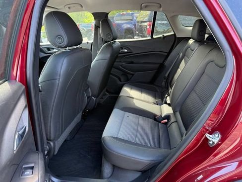 Used 2025 Chevrolet Trax LT w/ LT Convenience Package FWD image 10