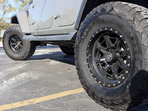 Used 2019 Jeep Wrangler Unlimited Sahara image 15